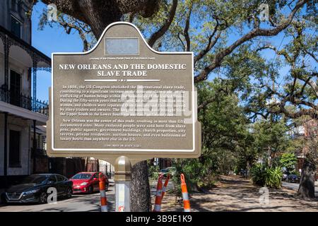 New Orleans, Louisiana - Un indicatore storico discute il ruolo della città nel commercio degli schiavi. Gli schiavi venivano comprati e venduti e tenuti in penne vicine Foto Stock