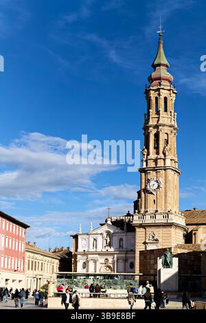 Basilica di nostra Signora del pilastro e paesaggio urbano di Saragozza in una giornata di sole Foto Stock