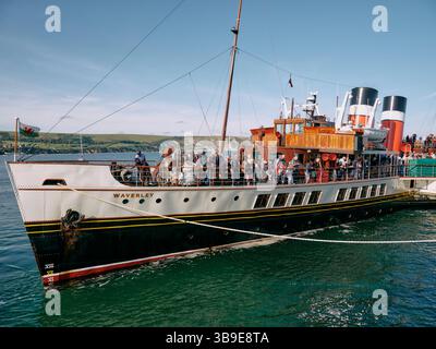 PS Waverley, l'ultimo piroscafo a pale per passeggeri in mare al mondo. Costruito nel 1946 - attracco con i turisti a Swanage Dorset, Inghilterra, Regno Unito Foto Stock