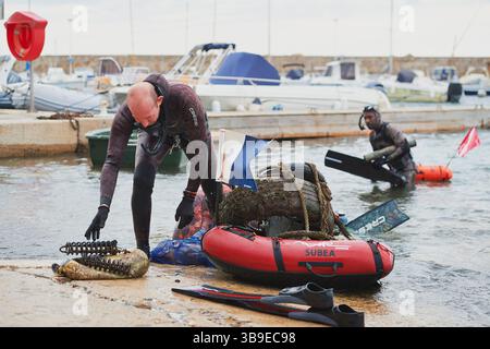 Tolone, porto di Mourillon (Francia sudorientale): Giornata delle pulizie, un programma d'azione sociale globale volto a combattere il problema globale dei rifiuti solidi. Qui, Foto Stock