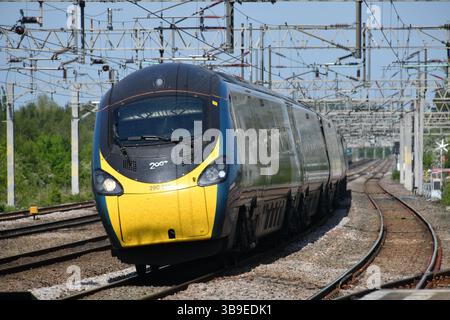 Per celebrare i 200 anni di viaggio in treno nel 2025, il logo Railway200 è esposto sulla parte anteriore della cabina di Avanti West Coast Pendolino numero 390016. Foto Stock