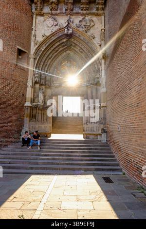 Albi (sud della Francia):turisti intorno alla Cattedrale di Santa Cecilia di Albi ('Cathédrale Sainte-Cécile d'Albi'), nella città episcopale registrata come Foto Stock