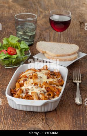 Rigatoni in un Reindl su legno Foto Stock