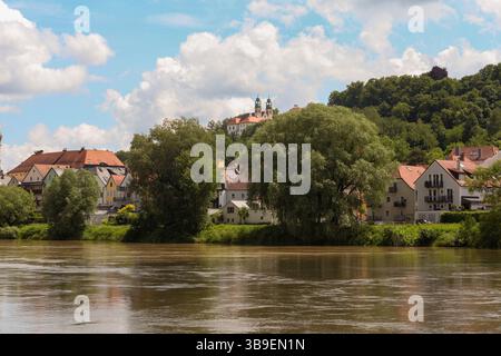 Profilo della città di Passau con il fiume Inn e un castello Foto Stock