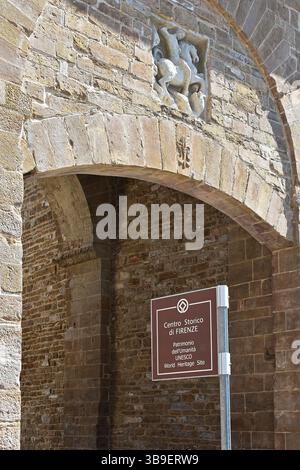 Porta San Giorgio, passaggio per il centro storico di Firenze, Italia Foto Stock