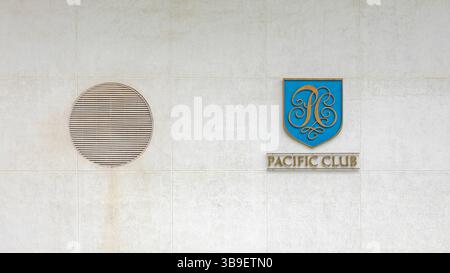 Hong Kong, Cina - 28 aprile 2017: Cartello Pacific Club presso White Wall Harbour City Canton Road Tsim Sha Tsui Kowloon. Foto Stock