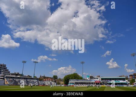 Hove UK 9 maggio 2025 - gli spettatori godono del bel tempo soleggiato durante il primo giorno della partita di cricket della Rothesay County Championship Division 1 tra Sussex e Worcestershire al 1° Central County Ground di Hove: Credit Simon Dack /TPI/ Alamy Live News Foto Stock