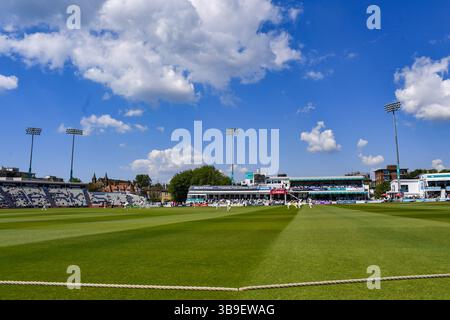 Hove UK 9 maggio 2025 - gli spettatori godono del bel tempo soleggiato durante il primo giorno della partita di cricket della Rothesay County Championship Division 1 tra Sussex e Worcestershire al 1° Central County Ground di Hove: Credit Simon Dack /TPI/ Alamy Live News Foto Stock