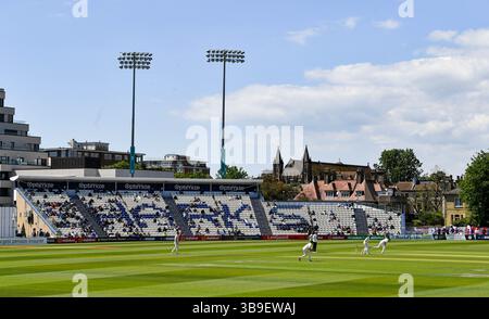 Hove UK 9 maggio 2025 - gli spettatori godono del bel tempo soleggiato durante il primo giorno della partita di cricket della Rothesay County Championship Division 1 tra Sussex e Worcestershire al 1° Central County Ground di Hove: Credit Simon Dack /TPI/ Alamy Live News Foto Stock