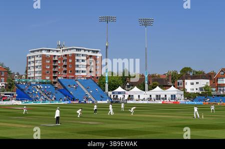 Hove UK 9 maggio 2025 - gli spettatori godono del bel tempo soleggiato durante il primo giorno della partita di cricket della Rothesay County Championship Division 1 tra Sussex e Worcestershire al 1° Central County Ground di Hove: Credit Simon Dack /TPI/ Alamy Live News Foto Stock