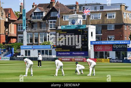 Hove UK 9 maggio 2025 - gli spettatori godono del bel tempo soleggiato durante il primo giorno della partita di cricket della Rothesay County Championship Division 1 tra Sussex e Worcestershire al 1° Central County Ground di Hove: Credit Simon Dack /TPI/ Alamy Live News Foto Stock