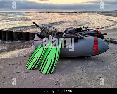 Pesca con una barca del ventre sul Mar Baltico Foto Stock