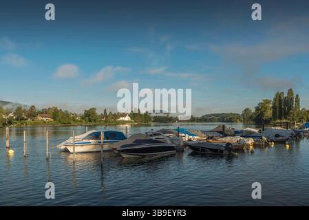 Barche sulle rive del Reno a Stein am Rhein Foto Stock