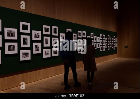 I visitatori potranno ammirare le Masquerades di Yasumasa Morimura e Cindy Sherman presso il M+ Museum Foto Stock