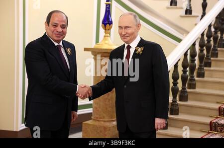 Mosca, Russia. 9 maggio 2025. Il presidente russo Vladimir Putin (R) saluta il presidente egiziano Abdel Fattah El-Sisi prima della parata militare del giorno della Vittoria a Mosca, venerdì 9 maggio 2025. La Russia celebra il 80° anniversario della vittoria dell'Unione Sovietica sulla Germania nazista nella seconda guerra mondiale. Foto dell'ufficio presidenziale russo/UPI credito: UPI/Alamy Live News Foto Stock