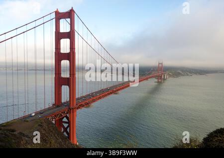 Golden Gate Bridge che attraversa il Golden Gate Foto Stock