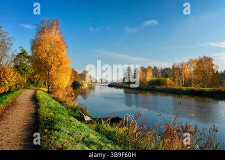 Alberi dalle foglie autunnali colorate al fiume Hunte vicino Oldenburg Foto Stock