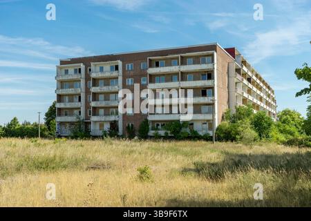 Edificio prefabbricato abbandonato a Stendal, Sassonia-Anhalt, Germania Est Foto Stock