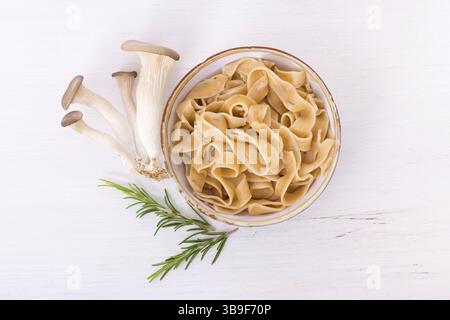 Pasta fresca con funghi e rosmarino Foto Stock