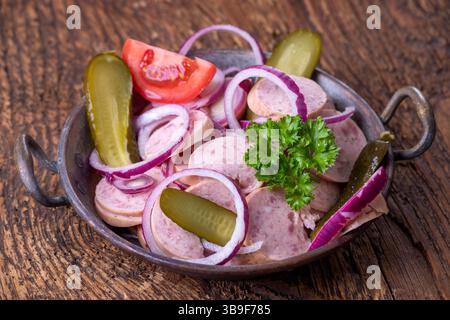 Insalata di salsiccia bavarese su legno scuro Foto Stock