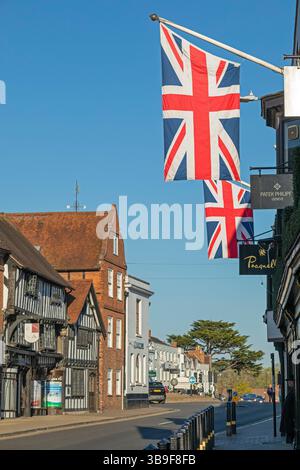 Case a telaio, bandiere, Union Jacks, Stratford-upon-Avon, Warwickshire, Inghilterra, Gran Bretagna Foto Stock