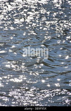 Riflessi di luce sulle onde Foto Stock