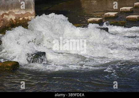 Acqua bollente in una diga Foto Stock