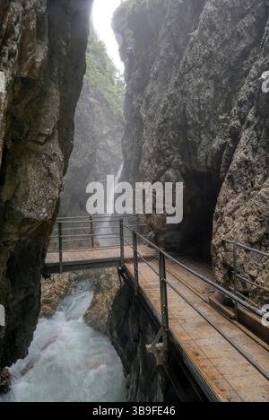 Passerella e cascata nella Leutascher Ache vicino a Mittenwald Foto Stock