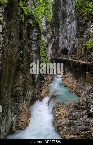 Escursioni nella gola di Leutasch vicino a Mittenwald Foto Stock
