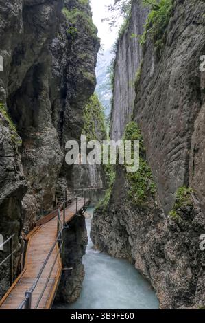 Passerella pedonale e ruscello nella Leutascher Ache vicino a Mittenwald Foto Stock