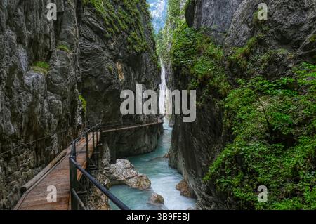 Escursioni nella gola di Leutasch vicino a Mittenwald Foto Stock