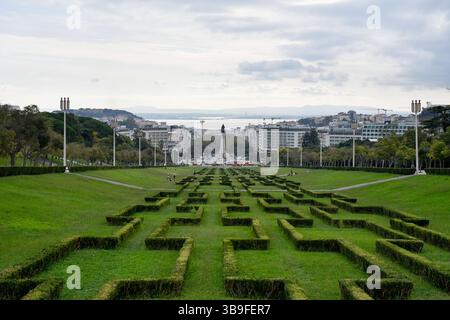 Il Parque Eduardo VII è il più grande parco urbano di Lisbona, rinomato per le sue caratteristiche siepi geometriche, le ampie vedute della città e del fiume Tago e la posizione centrale. Crediti: Duncan Thomas/Majestic Media. Foto Stock