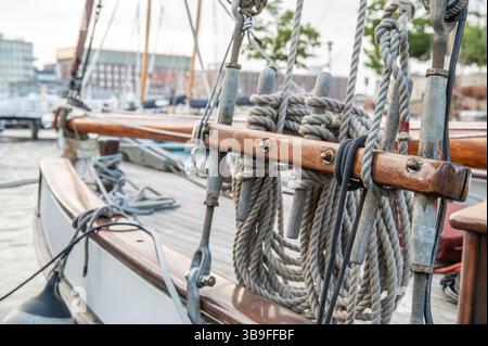 Gaff sta facendo il sartiame su una nave a vela Foto Stock