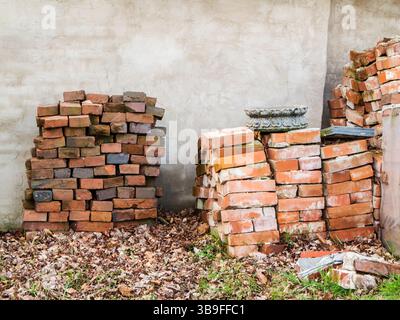 Vecchi mattoni puliti e impilati Foto Stock
