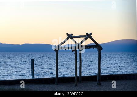 Cornice della tenda sulla riva del lago Tahoe Foto Stock