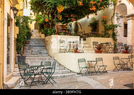 Caffè in un vicolo della città vecchia di Kerkyra, Corfù Foto Stock