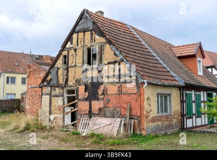 Piccola, vecchia, desolata casa a graticcio Foto Stock