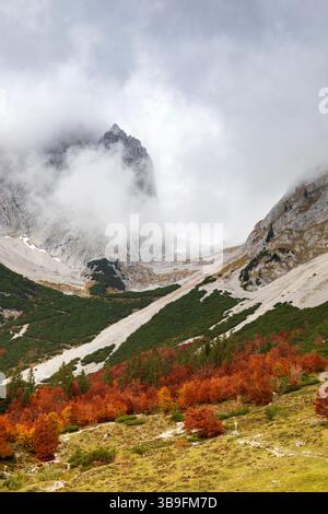 Ellmauer Tor al Wilder Kaiser tra le nuvole, Ellmau, Tirolo, Austria Foto Stock