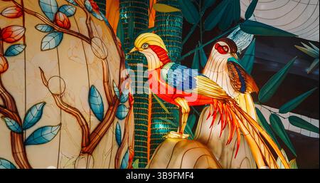 Pechino, Cina. Festival delle Lanterne Zigong a Pechino. Incredibili Lanterne luccicanti sotto forma di uccelli multicolori. Festival delle Lanterne all'Expo dei Giardini di Pechino Foto Stock