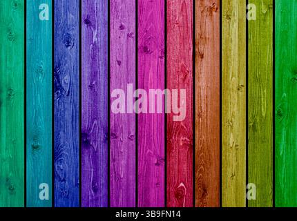 Tavole in legno con sfondo color arcobaleno Foto Stock