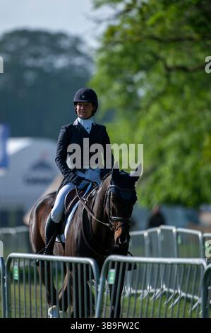 Bristol, Regno Unito. 9 maggio 2025. 9 maggio 2025 Kate Rocher-Smith in sella alla Dassett Select in vista del loro Dressage test il giorno 2 dei Mars Badminton Horse Trials del 2025 a Badminton House vicino Bristol, Gloucestershire, Inghilterra, Regno Unito. Credito: Jonathan Clarke/Alamy Live News Foto Stock