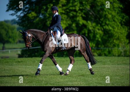 Bristol, Regno Unito. 9 maggio 2025. 9 maggio 2025 Kate Rocher-Smith in sella alla Dassett Select in vista del loro Dressage test il giorno 2 dei Mars Badminton Horse Trials del 2025 a Badminton House vicino Bristol, Gloucestershire, Inghilterra, Regno Unito. Credito: Jonathan Clarke/Alamy Live News Foto Stock