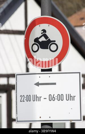 Segnale stradale No nel traffico di notte per motociclette - immagine simbolica Foto Stock