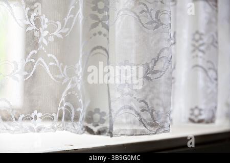 Vecchie tende sulla finestra di una casa abbandonata come sfondo Foto Stock
