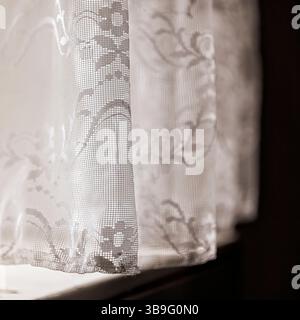 Vecchie tende sulla finestra di una casa abbandonata come sfondo Foto Stock