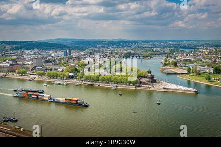 Deutsches Eck a Coblenza con il monumento del Kaiser Wilhelm, visto dalla fortezza di Ehrenbreitstein, con la funivia sul Reno in primo piano, Foto Stock
