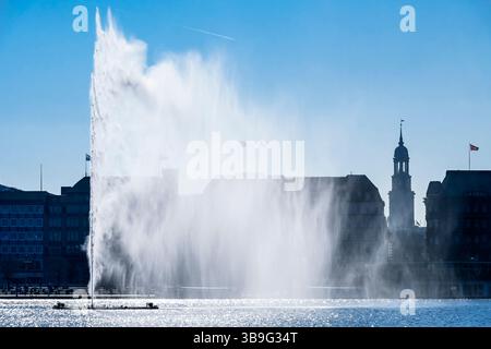 Alster Fountain sul Binnenalster, Jungfernstieg e Michel ad Amburgo, Germania Foto Stock