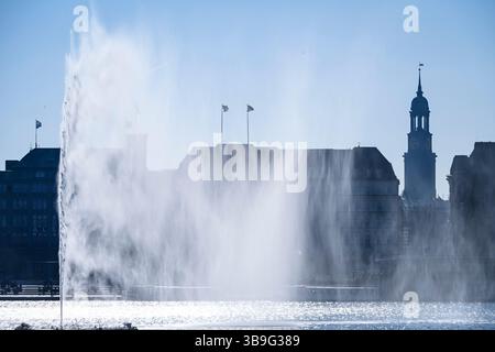 Alster Fountain sul Binnenalster, Jungfernstieg e Michel ad Amburgo, Germania Foto Stock