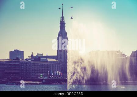 Alster Fountain sull'Alster interno, Jungfernstieg e il municipio di Amburgo, Germania Foto Stock