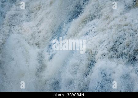 Immagine dettagliata che cattura l'acqua intensa e spumosa di presa del Villar a Madrid. Primo piano di acqua turbolenta, tipico delle tecniche a lunga esposizione. Foto Stock